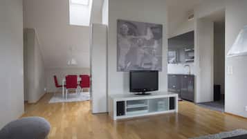 Penthouse Deluxe (with Sauna and Balcony) | Área de sala de estar | Televisión de pantalla plana