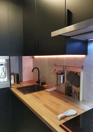 Réfrigérateur, micro-ondes, plaque de cuisson, bouilloire électrique