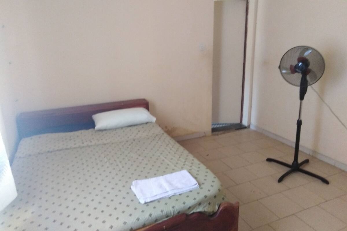 Habitación económica, 1 cama matrimonial | Decoración personalizada, muebles diferentes y cortinas blackout