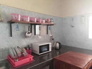 Refrigerador, microondas y parrilla de estufa