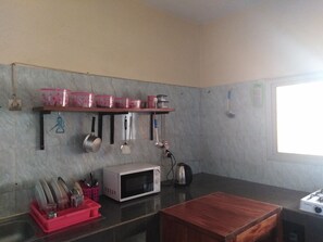 Refrigerador, microondas y parrilla de estufa