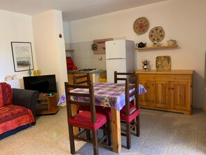Apartamento econômico, 2 quartos | Área de estar | TV