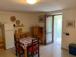 Apartamento econômico, 2 quartos | Área de estar | TV
