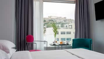 Habitación clásica doble (Acropolis View) | Minibar, caja fuerte, escritorio y cortinas opacas