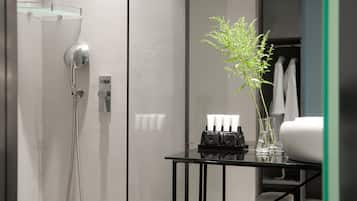 Chuveiro, produtos de toalete grátis, secador de cabelo