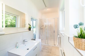 Dusche, Haartrockner, Handtücher, Seife