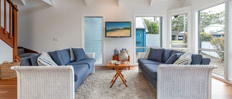 Fernseher, DVD-Player, Stereoanlage