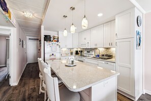 Microwave, dishwasher, coffee/tea maker, toaster - XPLORIE ACTIVITIES & LINENS INCLUDED*! 2 BR/open den Oceanfront With WiFi in Building With Outdoor Pool & Pickle Ball. (Ocean City)