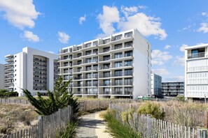 Exterior - XPLORIE ACTIVITIES & LINENS INCLUDED*! 2 BR/open den Oceanfront With WiFi in Building With Outdoor Pool & Pickle Ball. (Ocean City)