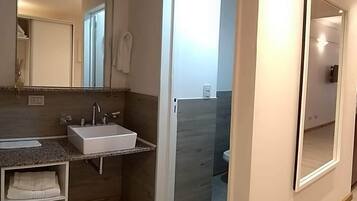 Bañera, secador de pelo, bidet, toallas