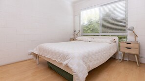 2 habitaciones y tabla de planchar con plancha 