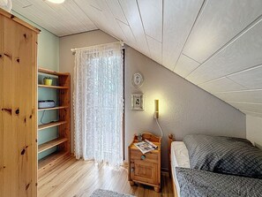 5 slaapkamers, een bureau, internet