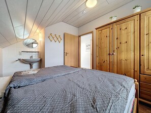 5 sovrum, skrivbord och internet