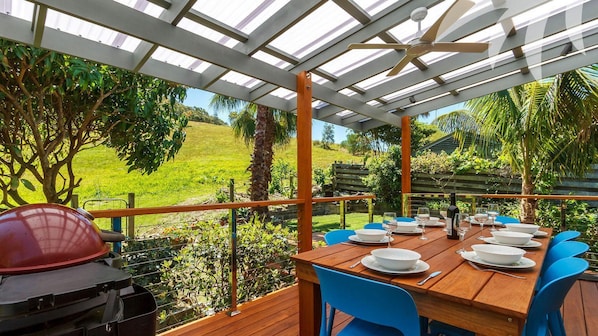 Outdoor dining - Palms House at Blueys Beach (Blueys Beach)