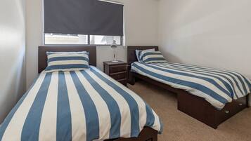 3 chambres, fer et planche Ă repasser