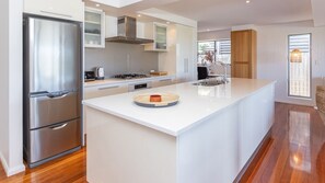 冷蔵庫、電子レンジ、オーブン、コンロ