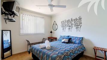 2 bedrooms, iron/ironing board, internet, bed sheets