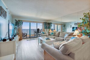 TV, DVD player - XPLORIE ACTIVITIES & LINENS INCLUDED*! Spacious and upgraded 3BR/2BA Plaza condo. (Ocean City)