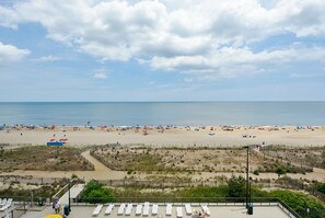 Beach - XPLORIE ACTIVITIES & LINENS INCLUDED*! Lovely! Direct Oceanfront, updated 2BR/enclosed den, 2BA condo. (Ocean City)