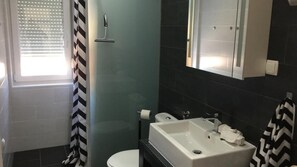 Gratis toiletartikelen, een haardroger, handdoeken, toiletpapier