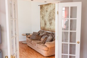 Living area - Funky Home Away from Home w/ Bikes (New Orleans)