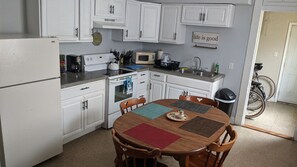 Fridge, microwave, oven, stovetop - Funky Home Away from Home w/ Bikes (New Orleans)