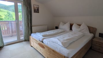 2 bedrooms, travel cot, WiFi, bed sheets