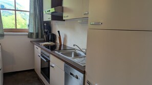 Microwave, oven, dishwasher, coffee/tea maker