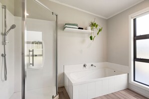 Bathtub, hair dryer, towels, soap - Essene Country Lodge, Entire Private Home 3 Bedrooms • 2 Lounges • 2 Bathrooms (Ohaupo)