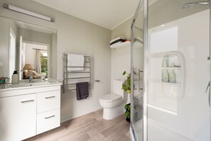 Tina, secadora de cabello, toallas, jabón 