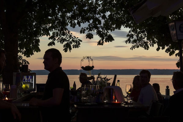 4 ristoranti, aperti a colazione, a pranzo e a cena, cucina tedesca