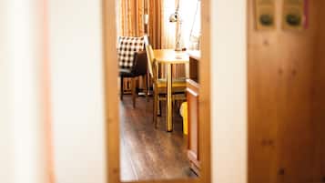 Doppelzimmer, Seeblick | Schreibtisch, kostenloses WLAN, Bettwäsche, Rollstuhlgeeignet
