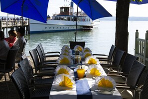4 restaurantes, se sirven desayunos, comidas, cenas y cocina alemana
