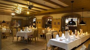 Tägliches Frühstücksbuffet (15 EUR pro Person)