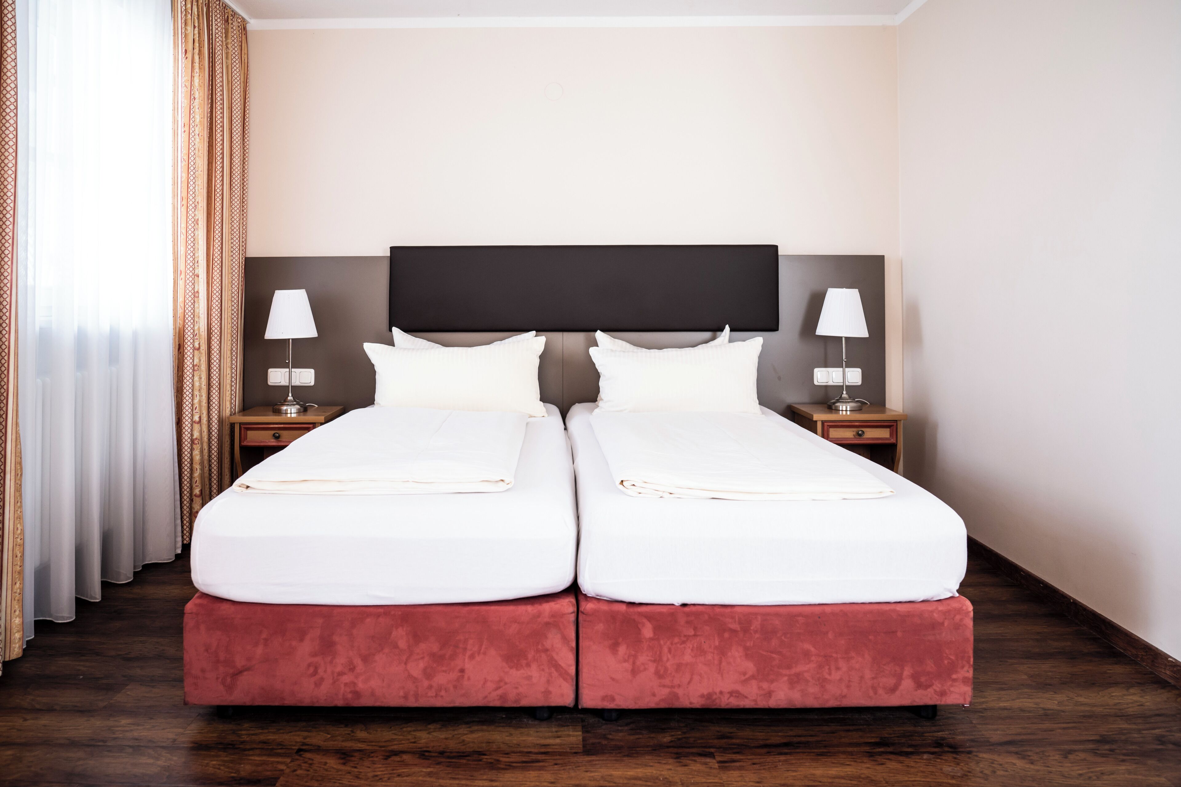 Escritorio, wifi gratis, ropa de cama y acceso para silla de ruedas 