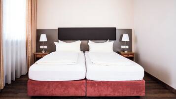 Escritorio, wifi gratis, ropa de cama y acceso para silla de ruedas