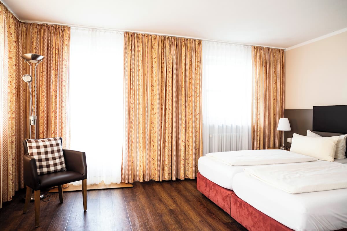 Escritorio, wifi gratis, ropa de cama