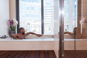 Kapalı spa küveti