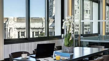 Serviert Frühstück und Happy Hour