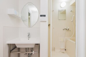 Baignoire et douche séparées, sèche-cheveux, chaussons