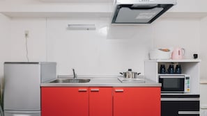 Apartamento (A) | Cozinha americana privada | Geladeira, micro-ondas, cooktop, panela elétrica de arroz