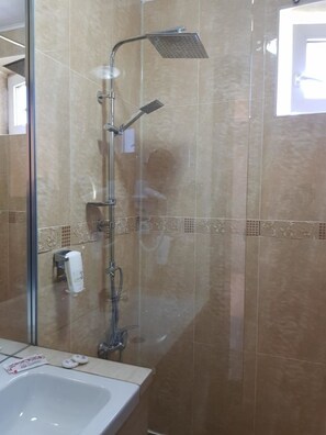 Estudio Deluxe | Baño | Ducha, artículos de higiene personal gratuitos y secador de pelo