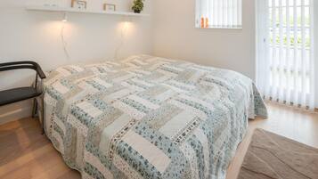 2 bedrooms, travel crib, free WiFi