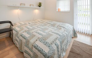 2 bedrooms, travel crib, free WiFi