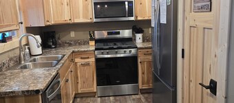 Otter Place: Lakefront Cabin, Generator, Wi-Fi, FREE Firewood, No Cleaning Fee!