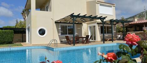 Piscine extérieure, chaises longues