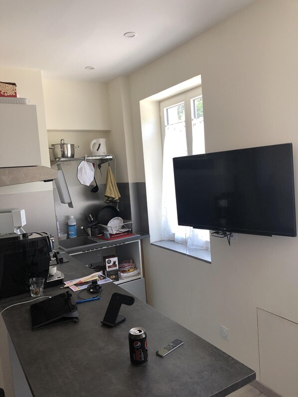 Kjøleskap, mikrobølgeovn, ovn og kokeplater