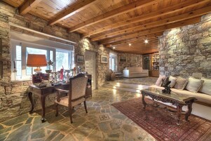 Televisión de pantalla plana, chimenea, consola de videojuegos