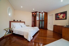 Ein Schlafzimmer mit einem hölzernen Bett, einem Nachttisch, einem Kleiderschrank und einem Spiegel.