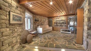 Villa | Wohnbereich | Flachbildfernseher, Kamin, Videospielkonsole